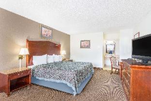 Days Inn by Wyndham Arlington Pentagon - 8