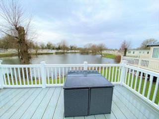 Goosewing Lakeside Lodge - South Cerney - 8