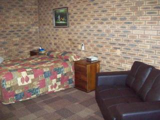 Cobar Town & Country Motor Inn - 1
