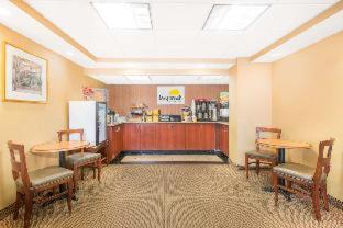 Days Inn by Wyndham Arlington Pentagon - Arlington - 4