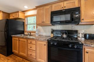Rondout Valley Camping Resort Deluxe Park Model 11 - 3