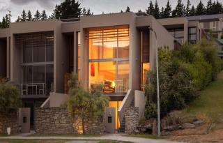 Lake Edge - Sleeps 6 - Centrally Located - Lake & Mountain Views - Wanaka - 0