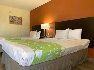 Econo Lodge - 8