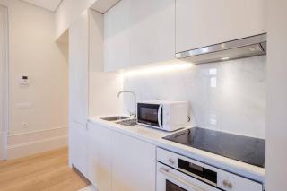 BOUTIQUE Rentals- Art & Charm Apt w/ balcony & garage - 4