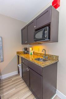 Landmark Resort King Suite Unit 710 Beautifully Updated Sleeps 4 - Myrtle Beach - 9
