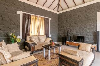 Casa Paun by StayVista - A lake-view villa with Infinity pool, Modern interiors & an amphitheatre - Nethersole Dam - 7