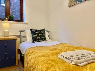 EasyRest Spalding - 4 Beds & Free Parking - Central & Modern Open Plan Apartment - Convenient Location - Spalding - 3