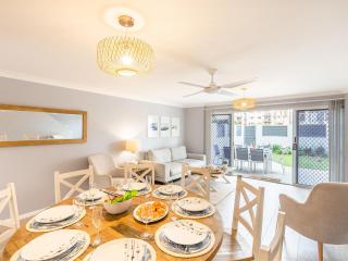 Kristie Court 3, 7 Weatherly Close with air con and close to the beach - 1