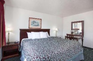 Days Inn by Wyndham Orange Anaheim - 4