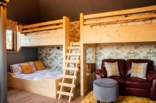 The Treehouse - Sleeps 4 - 8