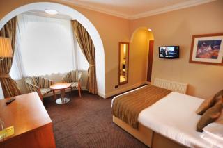 Golden Lion Hotel - 3