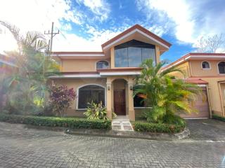 Family oriented house just steps to the beach - Jacó - 0
