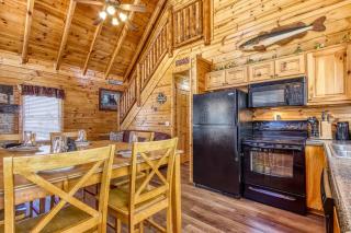 Moonlight Getaway, Hot Tub, Amazing Views, 1089 FREE tickets each paid day, Dollywood and More - 2