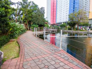 Relaxing 2BR at Green Pramuka Apartment By Travelio - 3