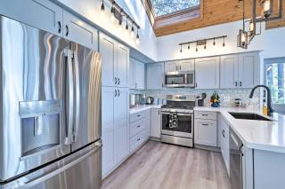 Mtn-View Cabin with Game Room and Deck in Flagstaff - 2