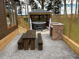 Hollicarrs - Woodland Lodge - 2