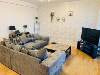 Modern 2 Bed Apartment, Close to Gla Airport & M8 - Paisley - 0