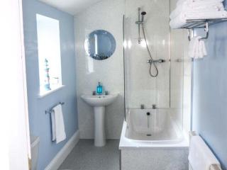 Riverview Apartment with Private Parking - Whitby - 2
