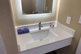 Super 8 by Wyndham Newport News - Newport News - 4