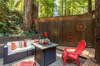 Vino Velo Retreat! Redwoods! Hot Tub!! Fire Table!! BBQ!! Game Room!! Fast WiFi!! Dog Friendly!! - Guerneville - 4