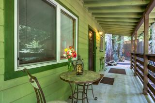 Vino Velo Retreat! Redwoods! Hot Tub!! Fire Table!! BBQ!! Game Room!! Fast WiFi!! Dog Friendly!! - Guerneville - 2