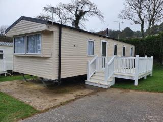 Cozy 3 bedroom Caravan, Sleeps 8, at Parkdean Newquay Holiday Park - Newquay - 8