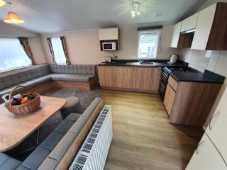 Cozy 3 bedroom Caravan, Sleeps 8, at Parkdean Newquay Holiday Park - Newquay - 2