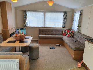 Cozy 3 bedroom Caravan, Sleeps 8, at Parkdean Newquay Holiday Park - Newquay - 4