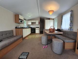 Cozy 3 bedroom Caravan, Sleeps 8, at Parkdean Newquay Holiday Park - Newquay - 3