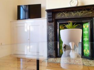 Beautiful LARGE 3 Bedroom House in Reading with Garden with FREE WiFi & Netflix - Reading - 8
