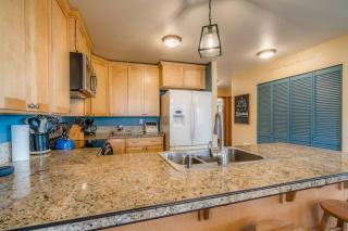 DAS BAVARIAN CONDO, 5 Star Ground Floor Unit, Walk to Town, Sleeps 6 - 3