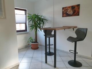 Modernes Appartement 5 km von Erfurt, mit Kaffeevollautomat, TV, WLAN, Boxspringbett, Schlafsofa und Einkaufsmöglichkeiten, sehr gute Anbindung zur A71 und A4, kostenloser öff Parkplatz für PKW und Transporter - 2