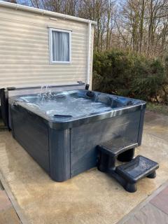 Dixons Den Hot Tub - 0
