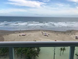 Apartamento com sacada frente ao mar - Praia Grande - 9