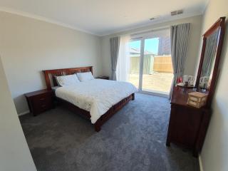 Charm Villa - Clyde North - 0