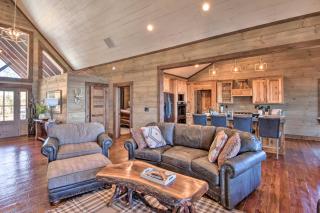 Luxurious Mountain Getaway with Game Room and Hot Tub! - Mineral Bluff - 5
