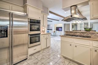 Quiet West Houston Home w/ Patio, Walk to Shops! - 2