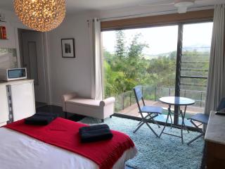 THE GOLDEN RETREAT POOL HOUSE - 1