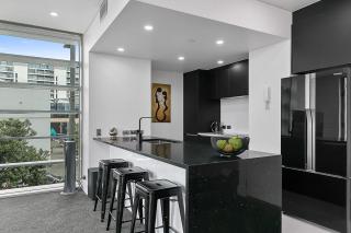 QV Upscale Modern Viaduct Apt with Parking - 965 - Auckland - 6