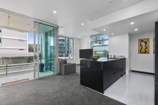 QV Upscale Modern Viaduct Apt with Parking - 965 - Auckland - 0