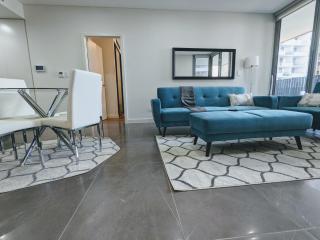 Elegant 3-bed 2-bath, balcony, with pool included, NO PARTIES! - 0