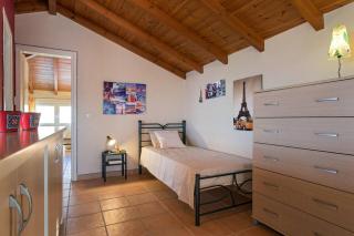 Maistro Beach House - 2