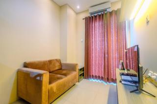 Fully Furnished Apartment with Comfortable Design 1BR Woodland Park Residence By Travelio - 6