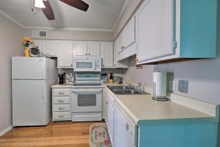 Condo with Balcony and Pool Walk to 2 Beach Accesses! - Carolina Beach - 2