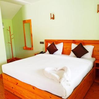 The Lake Paradise Boutique Resort - 4