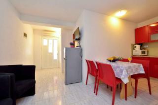 Two-Bedroom Apartment in Drage I - 4