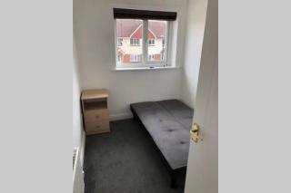 3 Bedroom house-close to Manchester airport-Free parking-private garden - 3