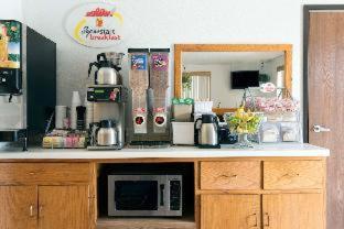 Super 8 by Wyndham Twinsburg/Cleveland Area - 1
