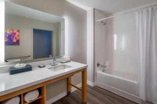 La Quinta by Wyndham Greensboro Airport High Point - Greensboro - 1