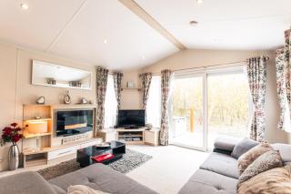 Meadows Lodge with Hot Tub - 4